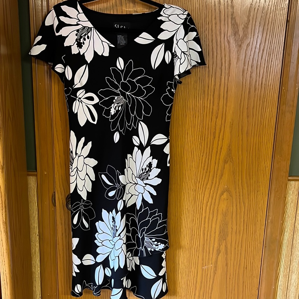 Short Sleeve Floral Dress.   Excellent condition.
